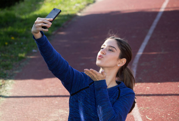 fille prend un selfie après une séance d'entraînement - Photo, image