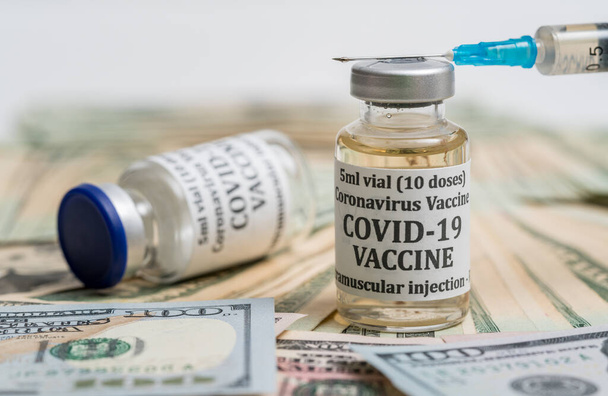 Primer plano de la jeringa hipodérmica en frasco de vacuna Covid-19 con dinero en efectivo - Foto, Imagen