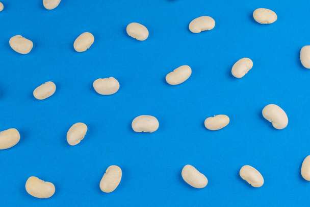 macro photo of white beans on a blue background - Foto, imagen