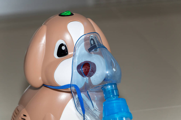 Attrezzature mediche. Il compressore nebulizzatore a forma di animale domestico. - Foto, immagini