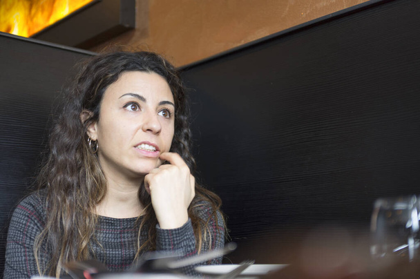 Retrato facial de uma mulher bonita engraçada no restaurante - Foto, Imagem