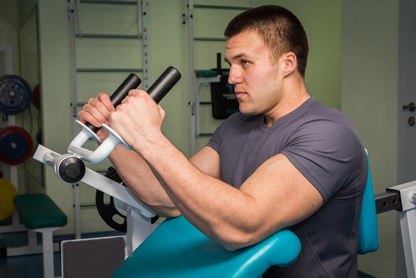 muž trénink v tělocvičně - Fotografie, Obrázek