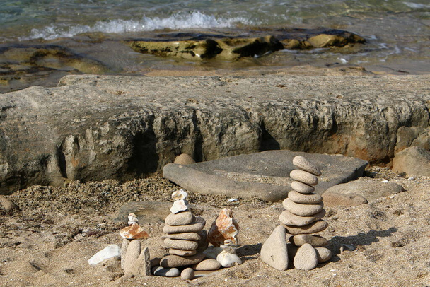 grandes pedras e conchas nas margens do Mar Mediterrâneo, no norte de Israel  - Foto, Imagem