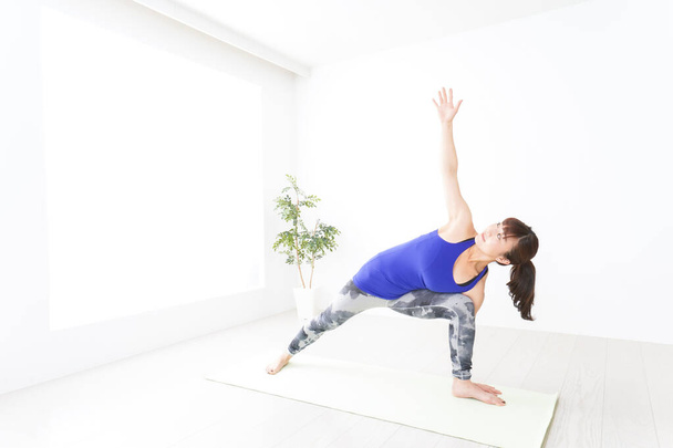 Mladá žena dělá jógu cvičení - Fotografie, Obrázek
