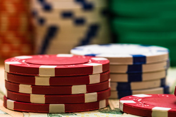 Πόκερ μάρκες καζίνο και τα χρήματα από κοντά. Καζίνο έννοια, ρίσκο, τύχη, καλή τύχη ή τυχερά παιχνίδια. Λεπτομέρεια από μάρκες χαρτοπαικτικών λεσχών, ευρώ, δολάρια ΗΠΑ - Φωτογραφία, εικόνα