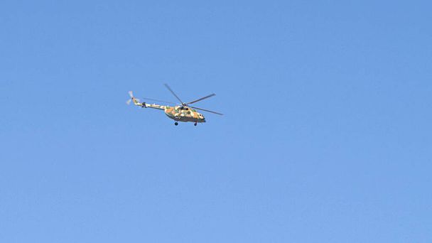 Disparando un helicóptero de cerca sobre un fondo azul. Foto, todavía, imagen. - Foto, Imagen