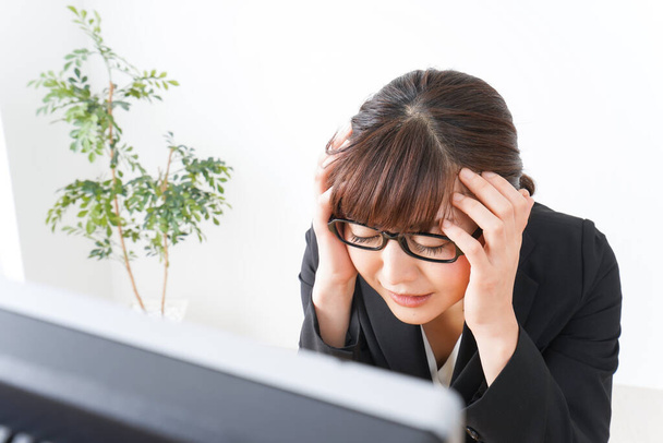Biznes kobieta cierpi z powodu pracy w czasie - Zdjęcie, obraz