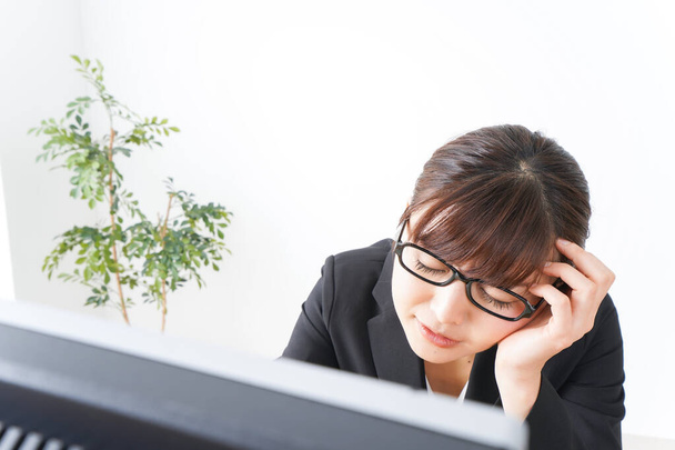 Biznes kobieta cierpi z powodu pracy w czasie - Zdjęcie, obraz