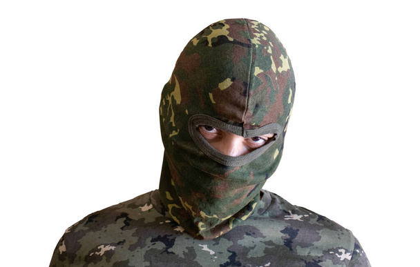 Soldado furioso militante com balaclava camuflagem verde isolado no fundo branco. Caça militar pronta para a batalha - Foto, Imagem