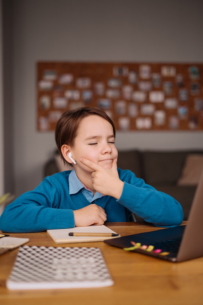 Apprentissage en ligne, garçon utilisant un ordinateur portable pour ses cours - Photo, image