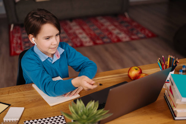Онлайн-навчання, хлопчик використовує ноутбук для своїх занять
 - Фото, зображення