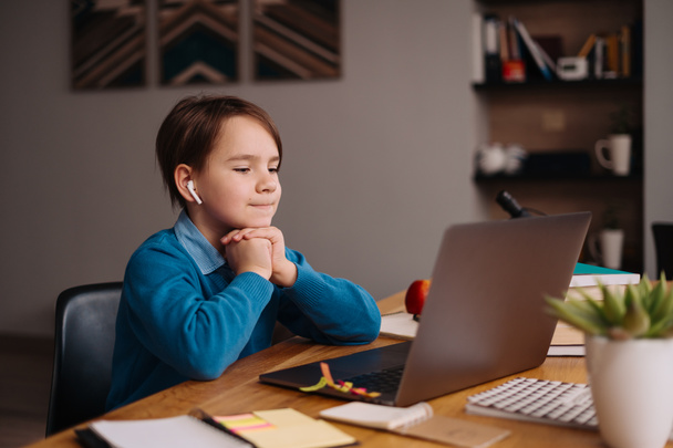 Онлайн-обучение, мальчик использует ноутбук для своих занятий - Фото, изображение