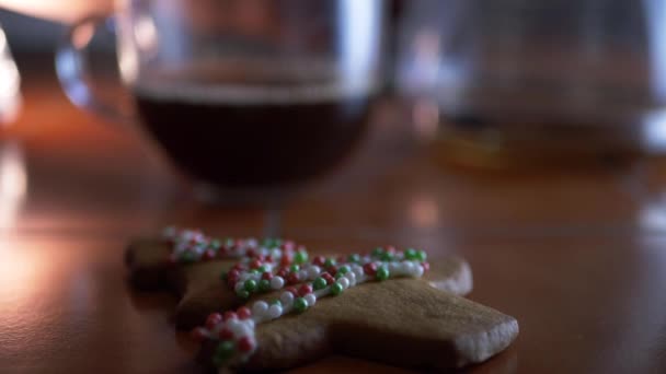 Biscuit au pain d'épice saisissant à la main avec café - Séquence, vidéo