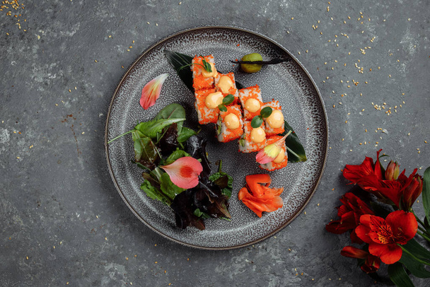 Sushi Roll avec saumon avocat royal crevette fromage à la crème Philadelphie caviar tobica chuka. Menu sushi. Nourriture japonaise. - Photo, image
