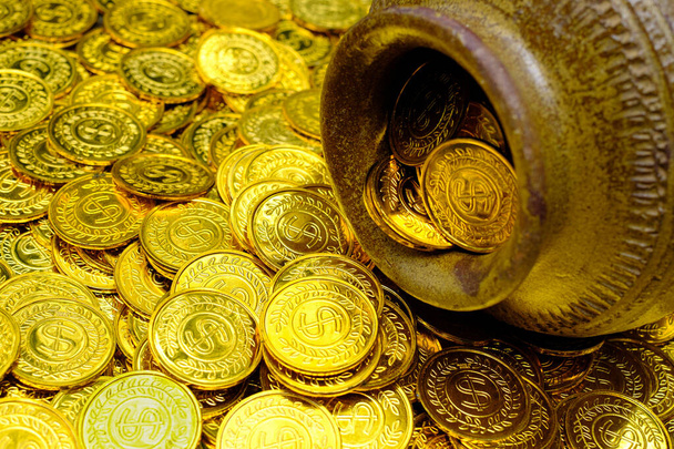 Золота монета в скарбниці старий глиняний горщик на купі золотих монет
 - Фото, зображення