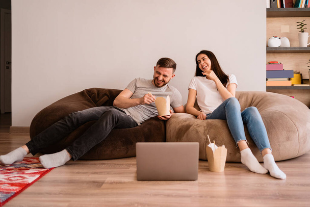 Веселый мужчина и женщина проводят время вместе дома - Фото, изображение