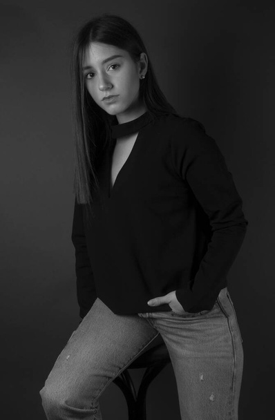 stylish girl posing in studio - Fotografie, Obrázek