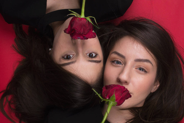 κορίτσια πορτρέτο με τριαντάφυλλα - Φωτογραφία, εικόνα