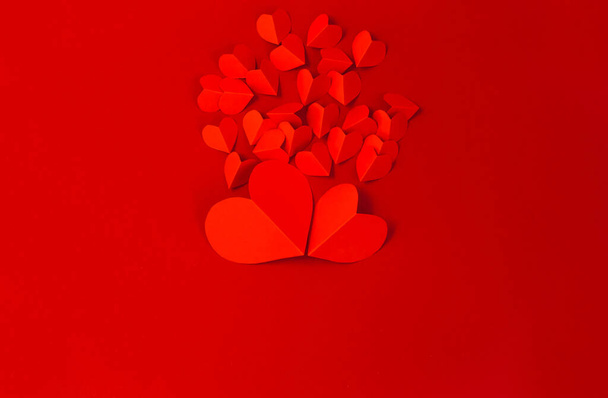 Valentýn koncept s červenými srdci na červeném pozadí, Byt ležel, kopírovací prostor - Fotografie, Obrázek