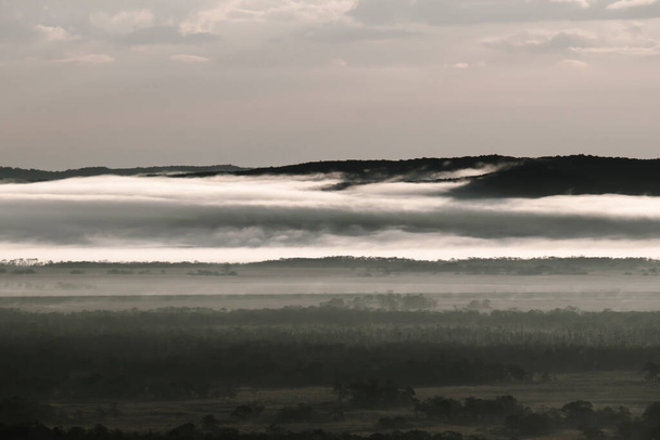 Τοπίο του Kushiro Marsh το πρωί καλυμμένο με ομίχλη - Φωτογραφία, εικόνα