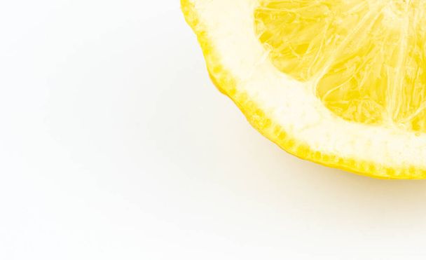 白い背景に黄色のスライスレモン - 写真・画像