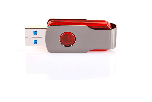 Unidad flash USB 3.0 roja y plateada aislada sobre fondo blanco. USB Pen Drive o unidad flash en fondo blanco. De cerca. Profundidad total del campo. - Foto, imagen
