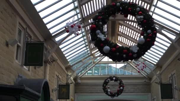 吊るされたクリスマス飾りのショッピングモール  - 映像、動画