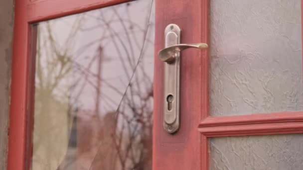 un hombre cerró la puerta de seguridad de la casa girando una llave en la cerradura. - Metraje, vídeo