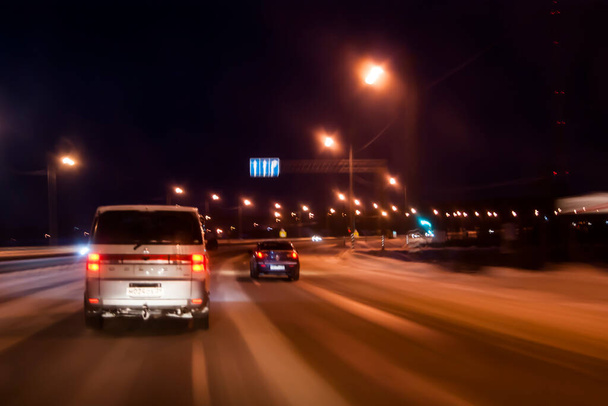Light headlights in the dark, the movement of cars from the viewer - Φωτογραφία, εικόνα