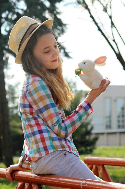 Pasqua ragazza con coniglio - Foto, immagini