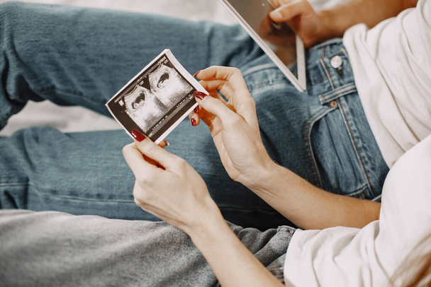 Couple look to ultrasound dignosticsphoto - Foto, immagini