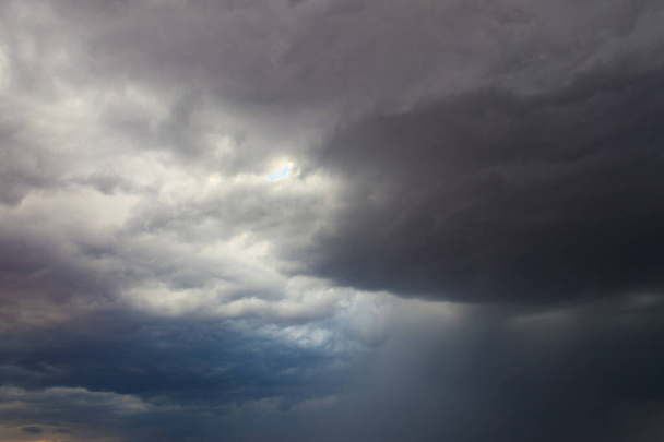 Σκοτεινά σύννεφα καταιγίδας στον ουρανό πριν από καταιγίδα και βροχή. Δραματικό φόντο ουρανού - Φωτογραφία, εικόνα