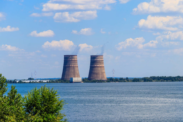 Πύργοι ψύξης του πυρηνικού σταθμού Zaporizhia στο Enerhodar, Ουκρανία - Φωτογραφία, εικόνα