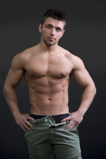 Muscular young man shirtless in relaxed pose - Foto, afbeelding