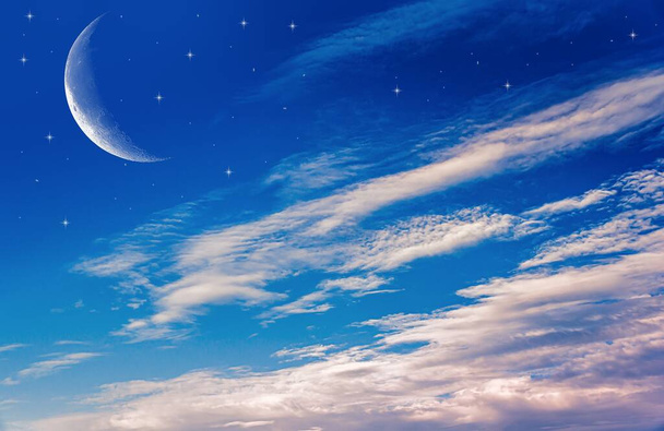 Srpek měsíce s krásným západem slunce pozadí. Velkorysý Ramadán. Náboženské pozadí - Fotografie, Obrázek