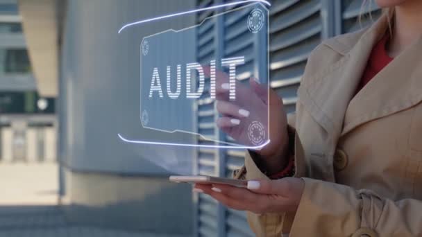 Businesswoman interaguje HUD Audit - Záběry, video