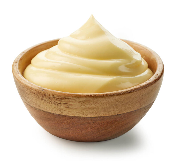 mayonnaise dans un bol en bois isolé sur fond blanc - Photo, image