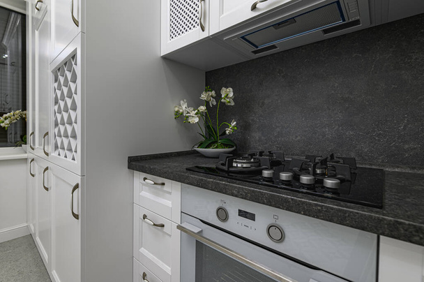 Lujo bien diseñado cocina moderna en blanco y negro - Foto, Imagen