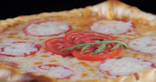 Lähikuva herkullinen ruokahalua pizzaa margarita paperoni mukaan kokit allekirjoitus resepti italialainen ruoka spinning aluksella leivonnaisia tomaatteja juustoa ja mausteita basilika mauste lehtiä kuuluvat - Materiaali, video