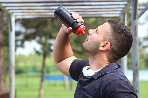 muž pitná voda po cvičení - Fotografie, Obrázek