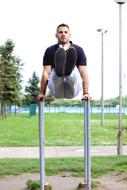 man workout in het park  - Foto, afbeelding
