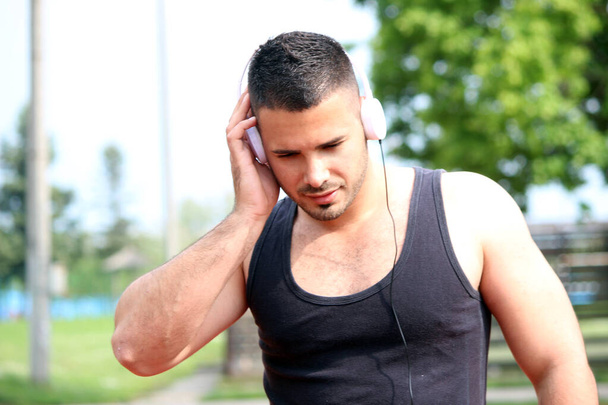 starker Mann beim Workout Musik hören - Foto, Bild