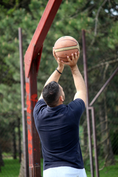 jonge mannelijke basketbalspeler - Foto, afbeelding