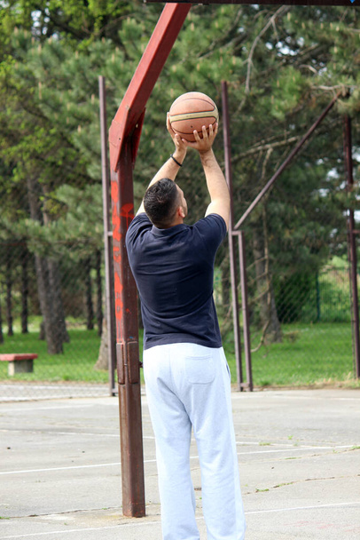 młody mężczyzna koszykarz - Zdjęcie, obraz