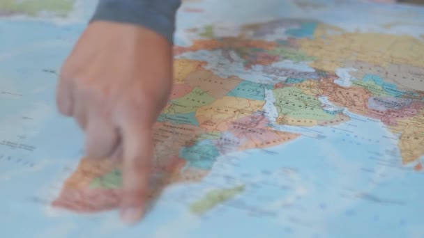 Női kéz köröz egy színes afrikai térkép körül - Felvétel, videó