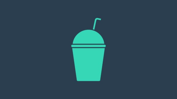 Icône de milkshake turquoise isolée sur fond bleu. Coupe en plastique avec couvercle et paille. Animation graphique de mouvement vidéo 4K - Séquence, vidéo