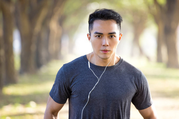 Bonito asiático jovem homem exercitando no parque de manhã - Foto, Imagem