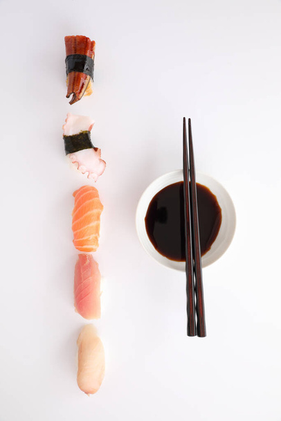 Suşi karıştırılmış Japon suşisi somon balığı ton balığı ahtapot balığı ve Japon levreği beyaz arka planda izole edilmiş yerel yiyecekler. - Fotoğraf, Görsel