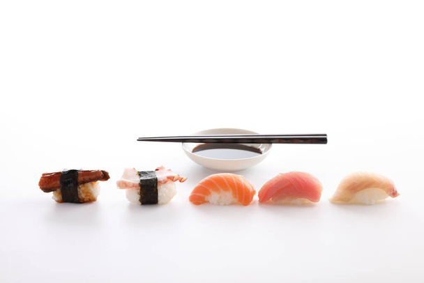 Sushi mix Japanilainen ruoka sushi lohi tonnikala mustekala ankerias ja meribassi japani lähiruoka eristetty valkoisella pohjalla - Valokuva, kuva