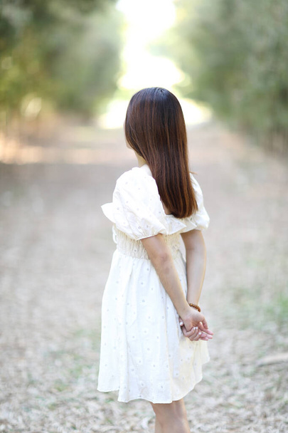 Kaunis nuori nainen valkoinen mekko puutarhassa tausta - Valokuva, kuva